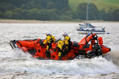 A life raft is a crucial safety device designed to provide a buoyant platform for evacuating people from a vessel in emergency situations. It is typically made of inflatable material and is designed to keep passengers afloat until help arrives.https://www.survivalsystemsinternational.com/uk/twinfall-lifeboats/